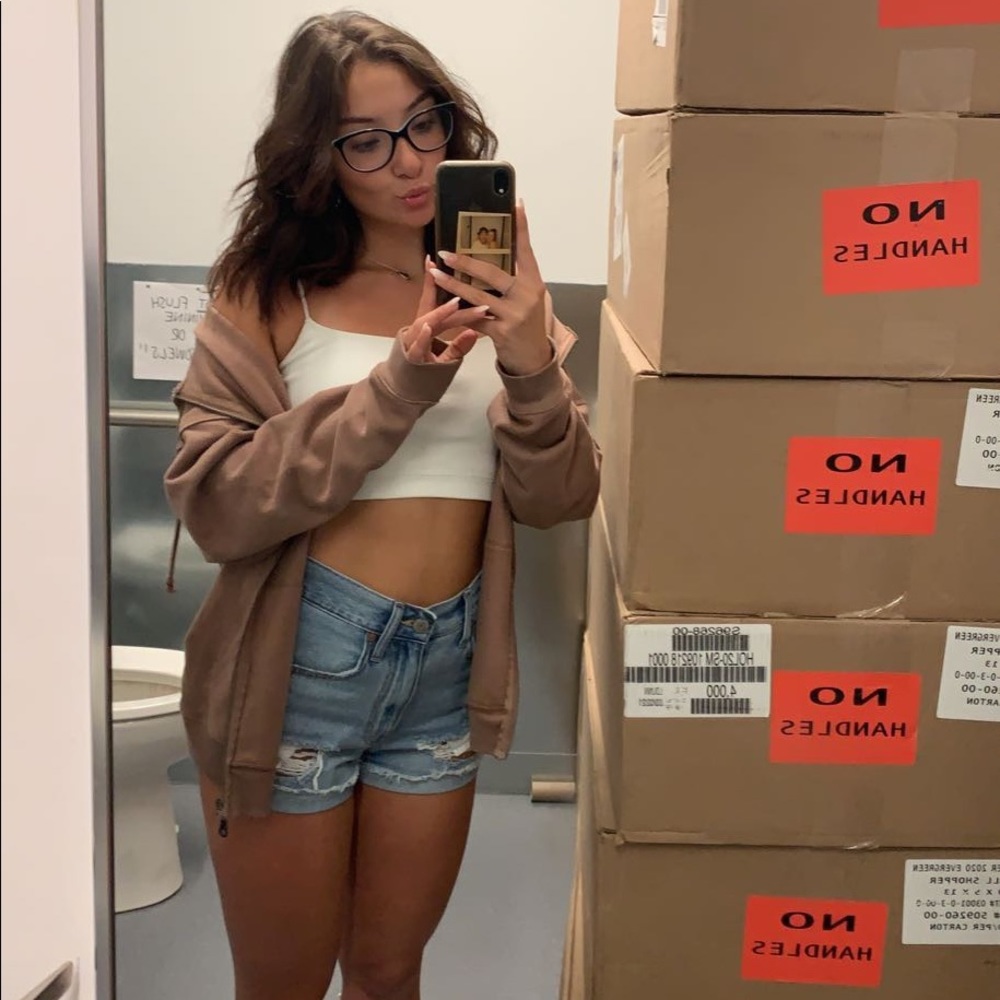 Meet your Posher, Sarina